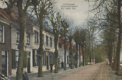 130168 Gezicht in de Herenstraat te Jutphaas, met op de achtergrond de tol aan het begin van de Utrechtsestraatweg.N.B. ...